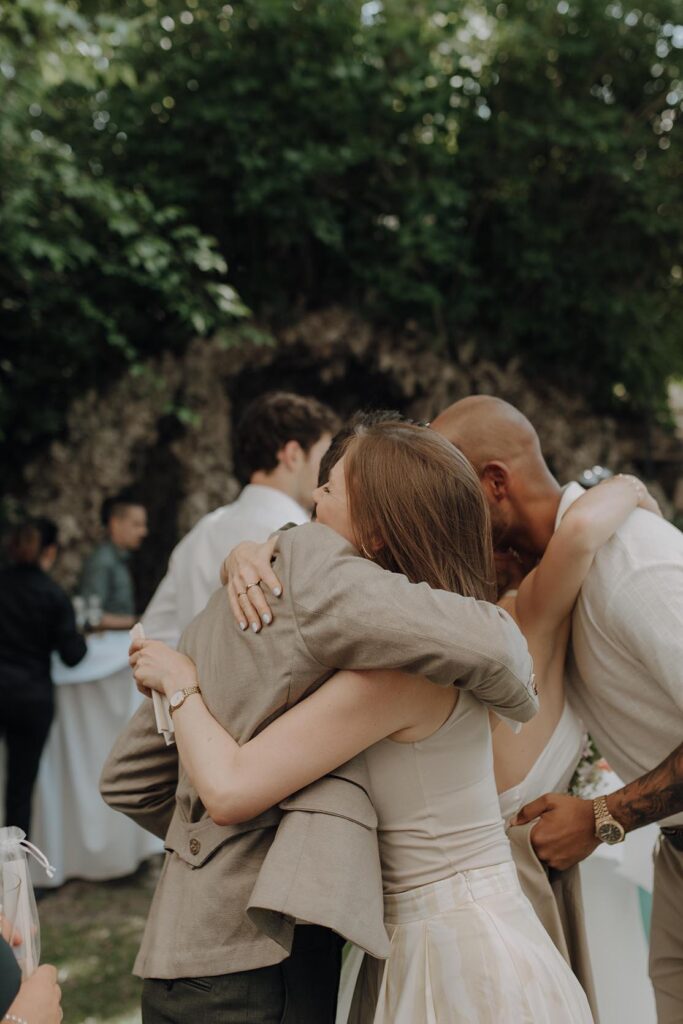 Mit wortverliebt schafft Jana Erlenkötter besondere Momente bei freien Trauungen, Hochzeiten und Taufen.